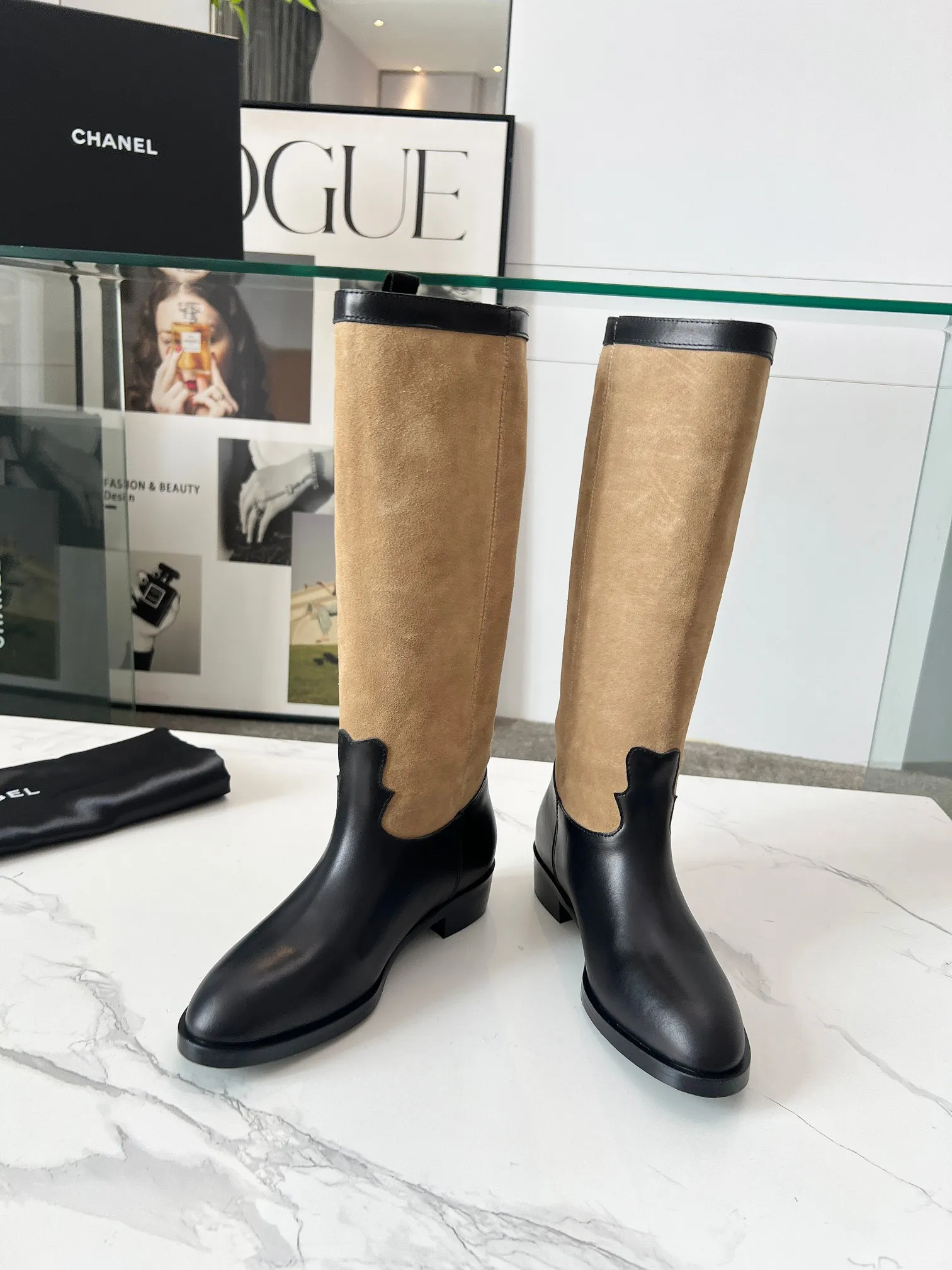 👟👟Ex-factory price 780👟👟 Top quality🔥Chanel Chanel 25 autumn and winter small fragrant suede color-blocked knight mid-high boots! Retro style boots Western cowboy boots! Unique western boot design with smooth curves and irregular edges like free lines in the wilderness! With a casual and free flavor. Let every step be uninhibited and refined! Whether it is paired with smart suit pants to create a cool urban style, or matched with an elegant dress to create a strong and soft aesthetic. Or pair it with jeans to create an authentic western style! The upper is made of first-layer cowhide stitched with suede. The lining is made of water-dyed cowhide. Code number: 35-40 (41 is custom-made and cannot be returned or exchanged). Comes with original bag.